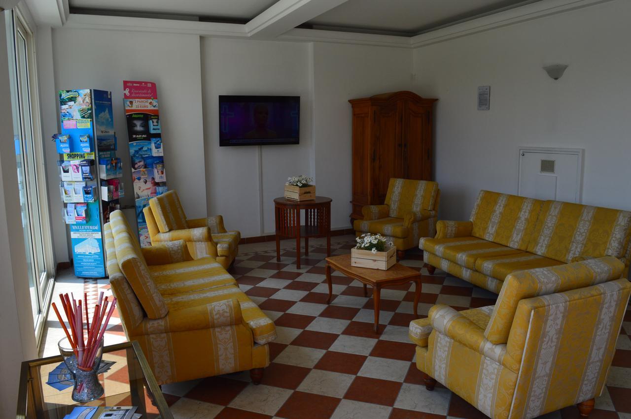 Residenza Villa Margherita Римини Екстериор снимка